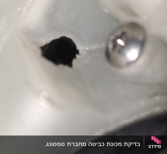 בור במשטח פלסטיק עם בורג מתכת